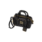 Miu Miu Matelasse Nappa Leather Top-Handle Çantë (e zezë)